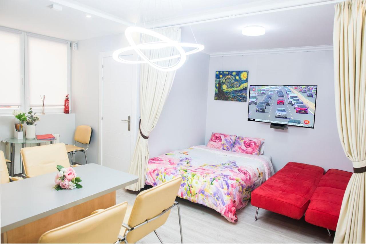 Camp Nou, Europa Fira - Modern Two-Bedroom Apartment With Heating لوسبيتاليت دي يوبريغات المظهر الخارجي الصورة