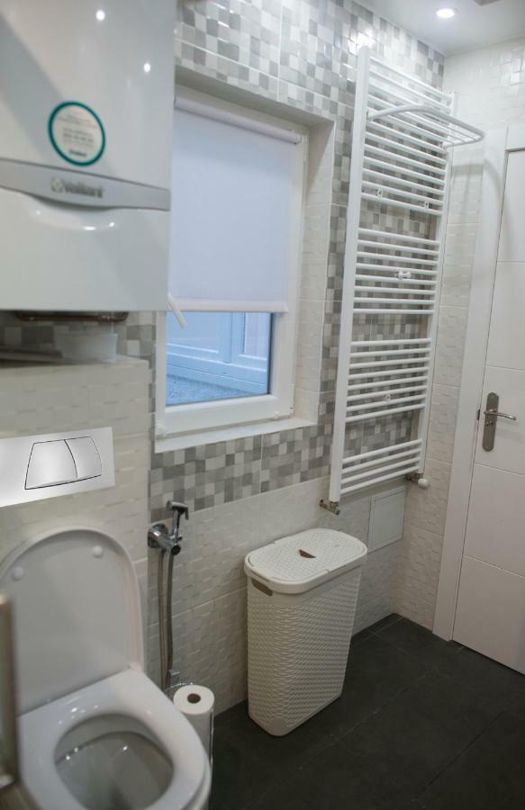 Camp Nou, Europa Fira - Modern Two-Bedroom Apartment With Heating لوسبيتاليت دي يوبريغات المظهر الخارجي الصورة